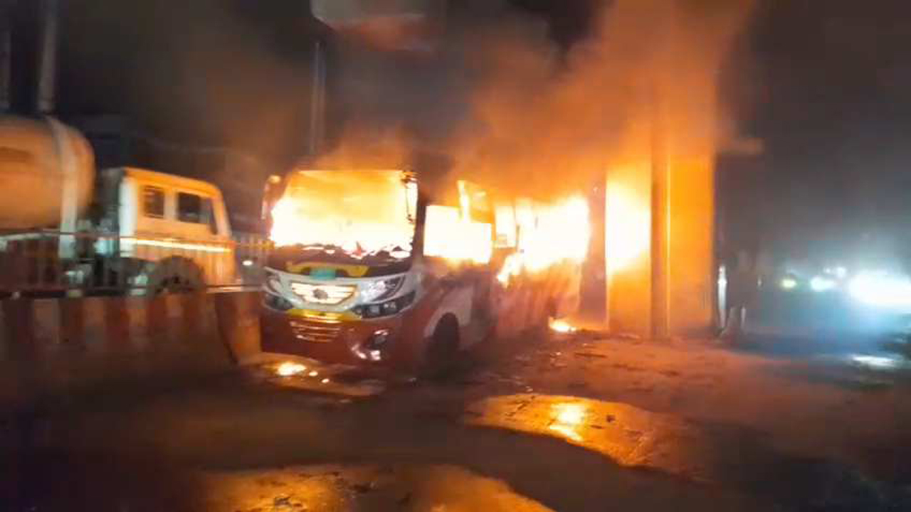 আশুলিয়ায় বাসে আগুন