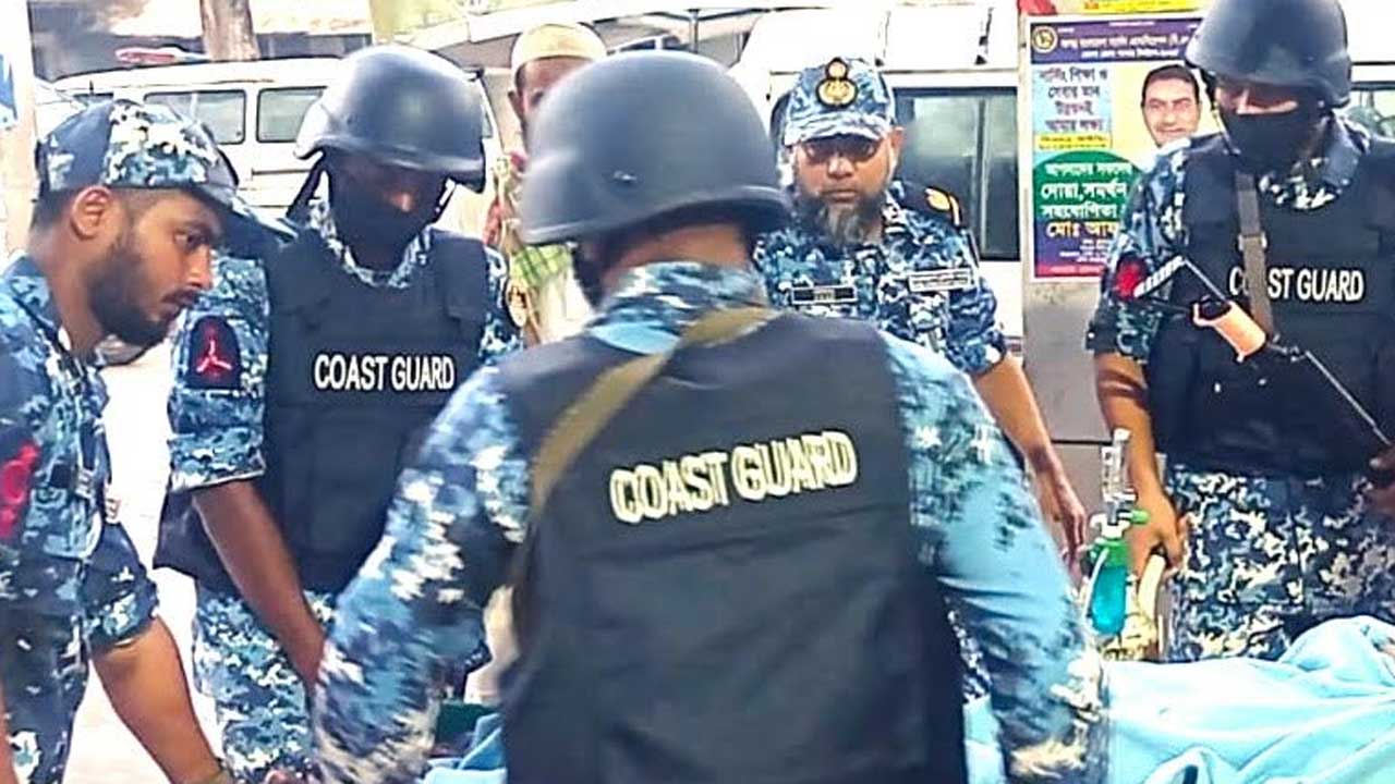 ভোলায় লঞ্চে অসুস্থ যাত্রী, কোস্ট গার্ডের সহযোগিতায় পেলেন প্রাণ