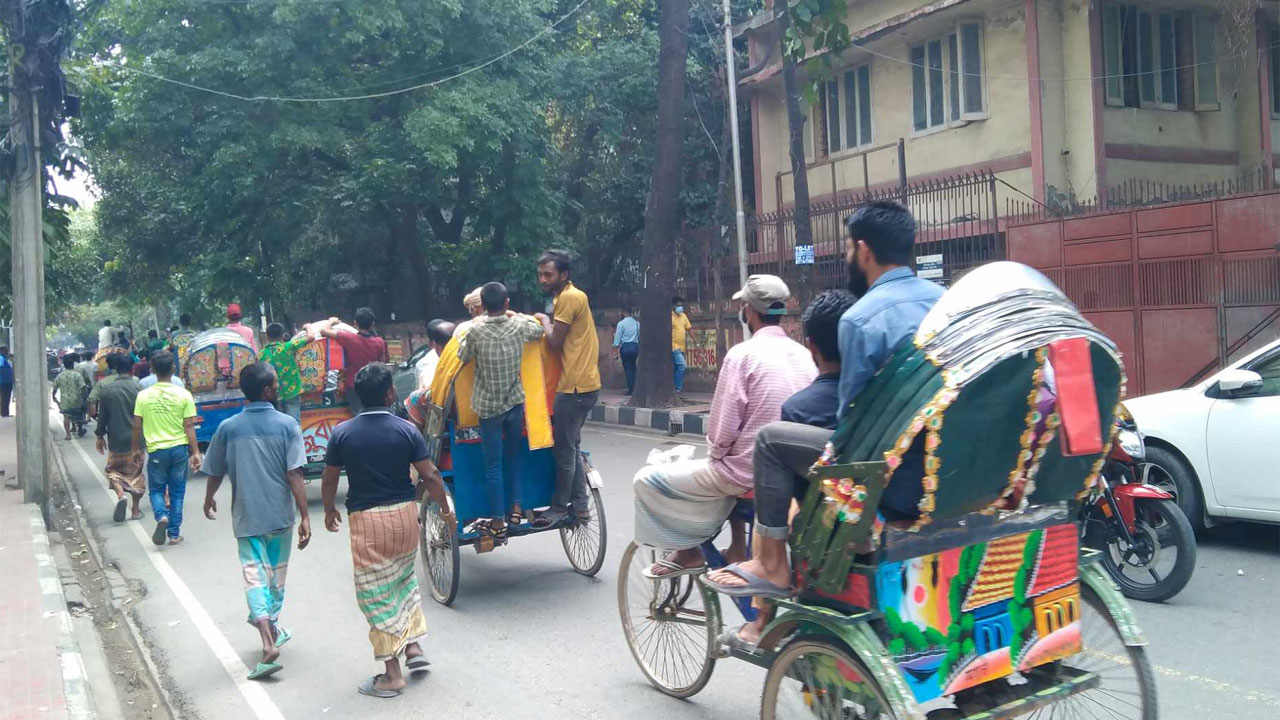 এক এনআইডিতে একটি রিকশা, অন্য এলাকায় গেলেই শাস্তি