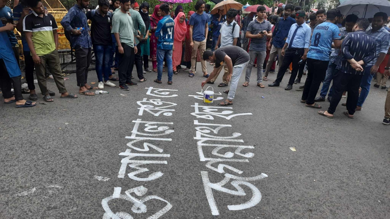 আন্দোলনের ২৪ ঘণ্টা, দাবি বাস্তবায়নের অপেক্ষায় জবি শিক্ষার্থীরা