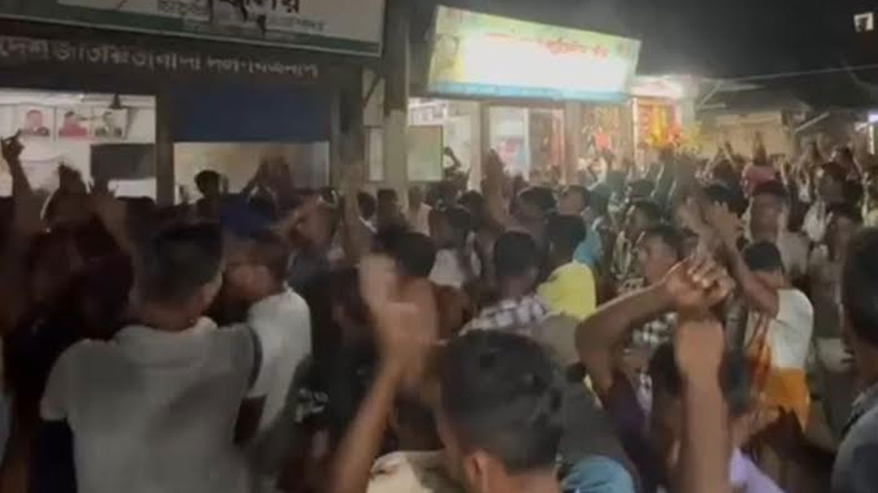 আবদুল হামিদ দেশত্যাগ করায় নিজ এলাকায় বিক্ষোভ 