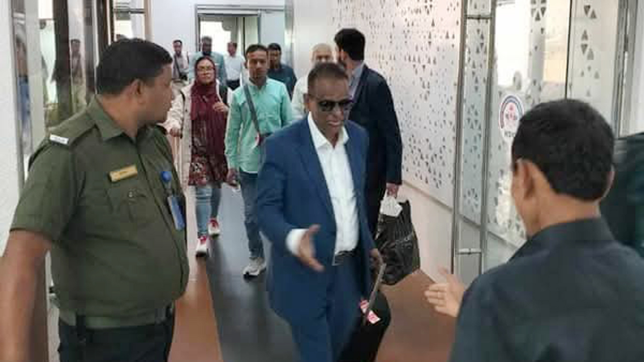 ১৫ বছর পর দেশে ফিরলেন হানিফ এন্টারপ্রাইজের মালিক মো. হানিফ