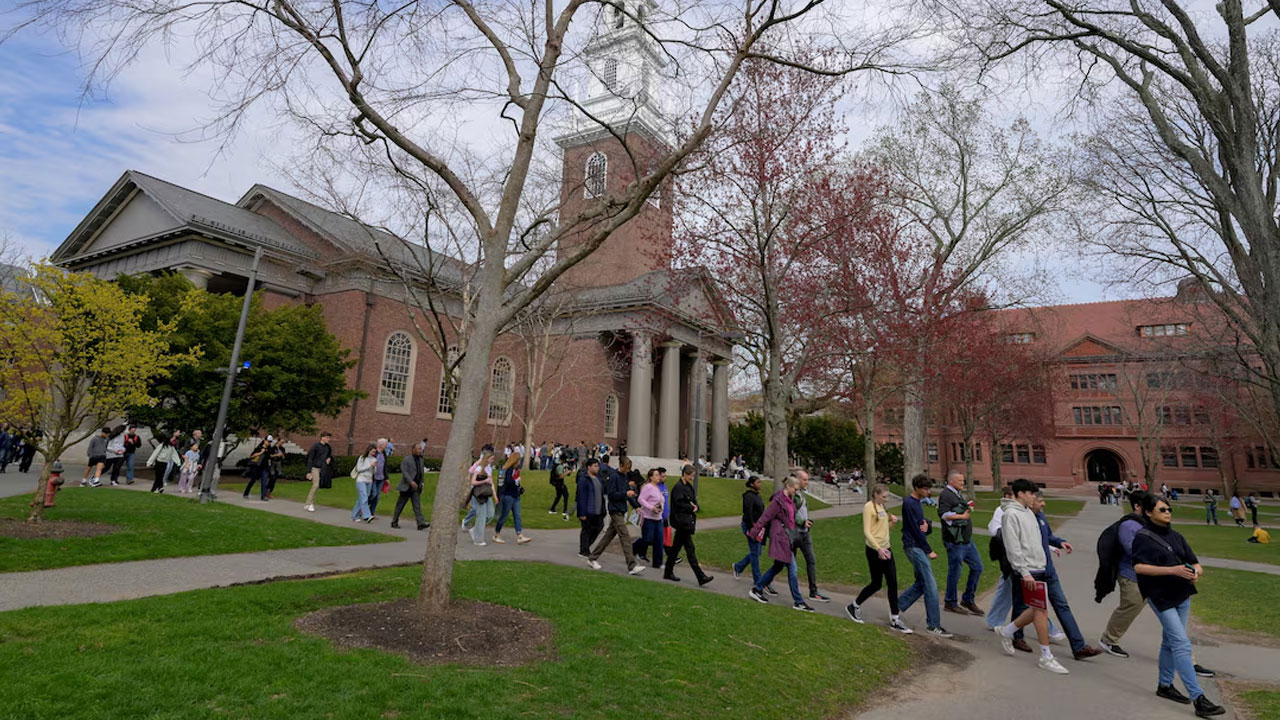 বিদেশি ভর্তিতে নিষেধাজ্ঞা, ট্রাম্প প্রশাসনের বিরুদ্ধে হার্ভার্ডের মামলা