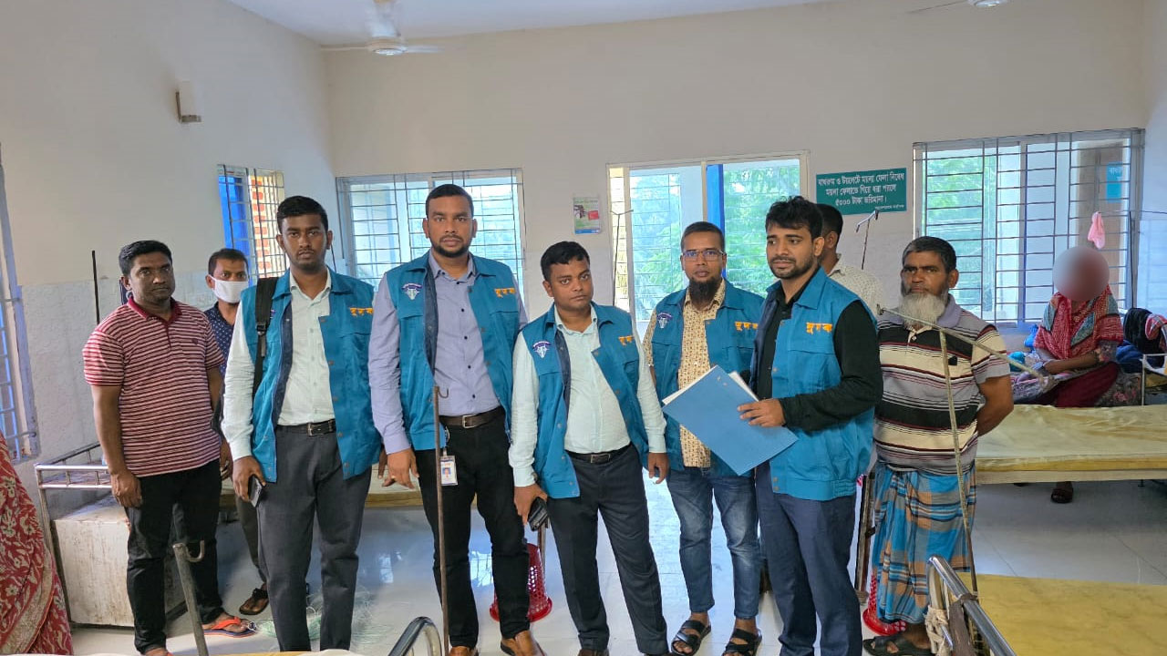 মিলেমিশে হাসপাতালের ওষুধ ও খাদ্য খাচ্ছেন তারা