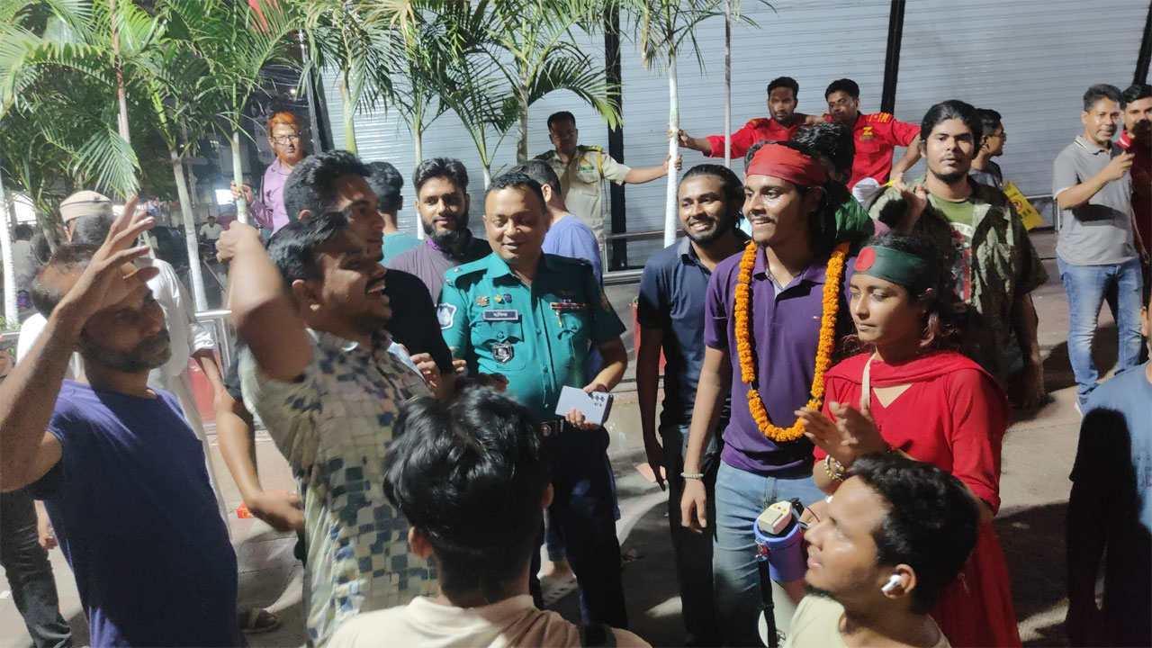 আওয়ামী লীগ নিষিদ্ধের খবরে উত্তরায় ছাত্র-জনতার আনন্দ মিছিল