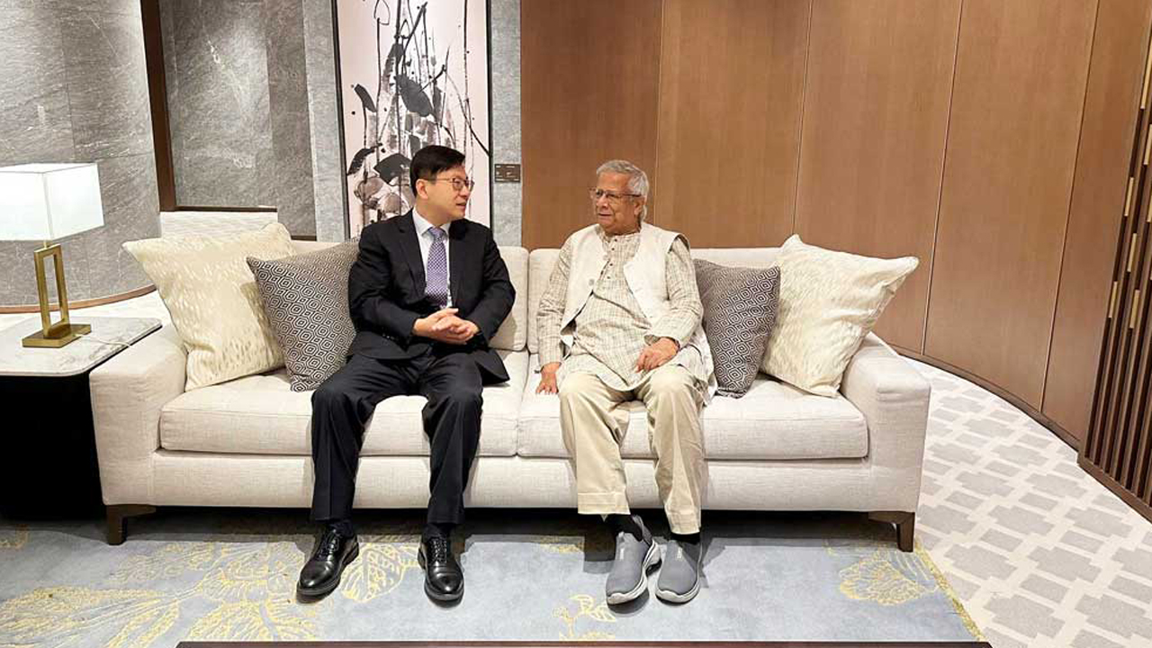 হংকংয়ে যাত্রাবিরতিতে প্রধান উপদেষ্টাকে স্বাগত জানান সেদেশের শ্রমমন্ত্রী