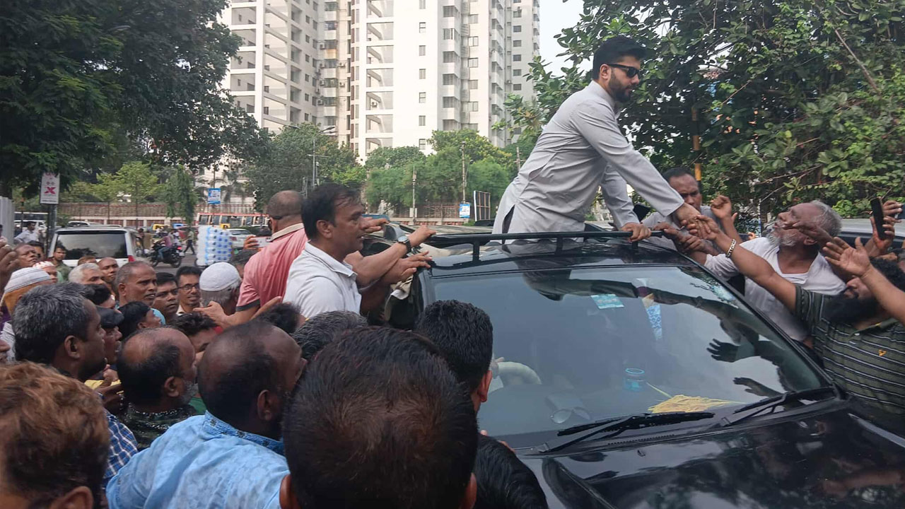 কর্মীদের সঙ্গে আন্দোলনে যোগ দিলেন ইশরাক