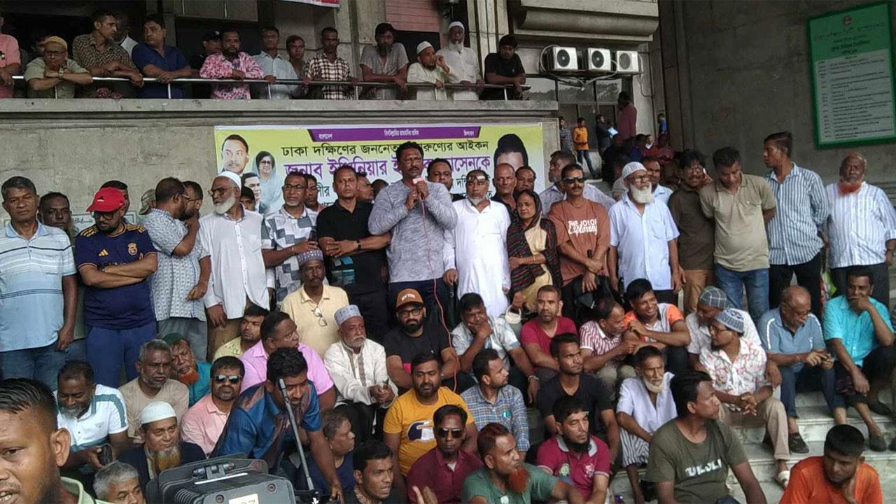 সেবা কার্যক্রম বন্ধ করে ‘ইশরাক ইশরাক’ স্লোগানে উত্তাল নগরভবন