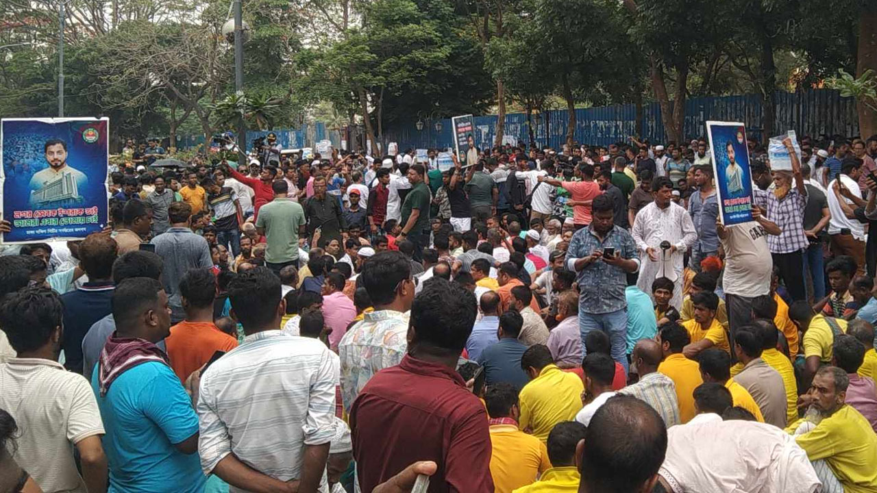 ইশরাককে মেয়র পদে বসানোর দাবিতে ২য় দিনের মতো অবস্থান, সড়ক বন্ধ