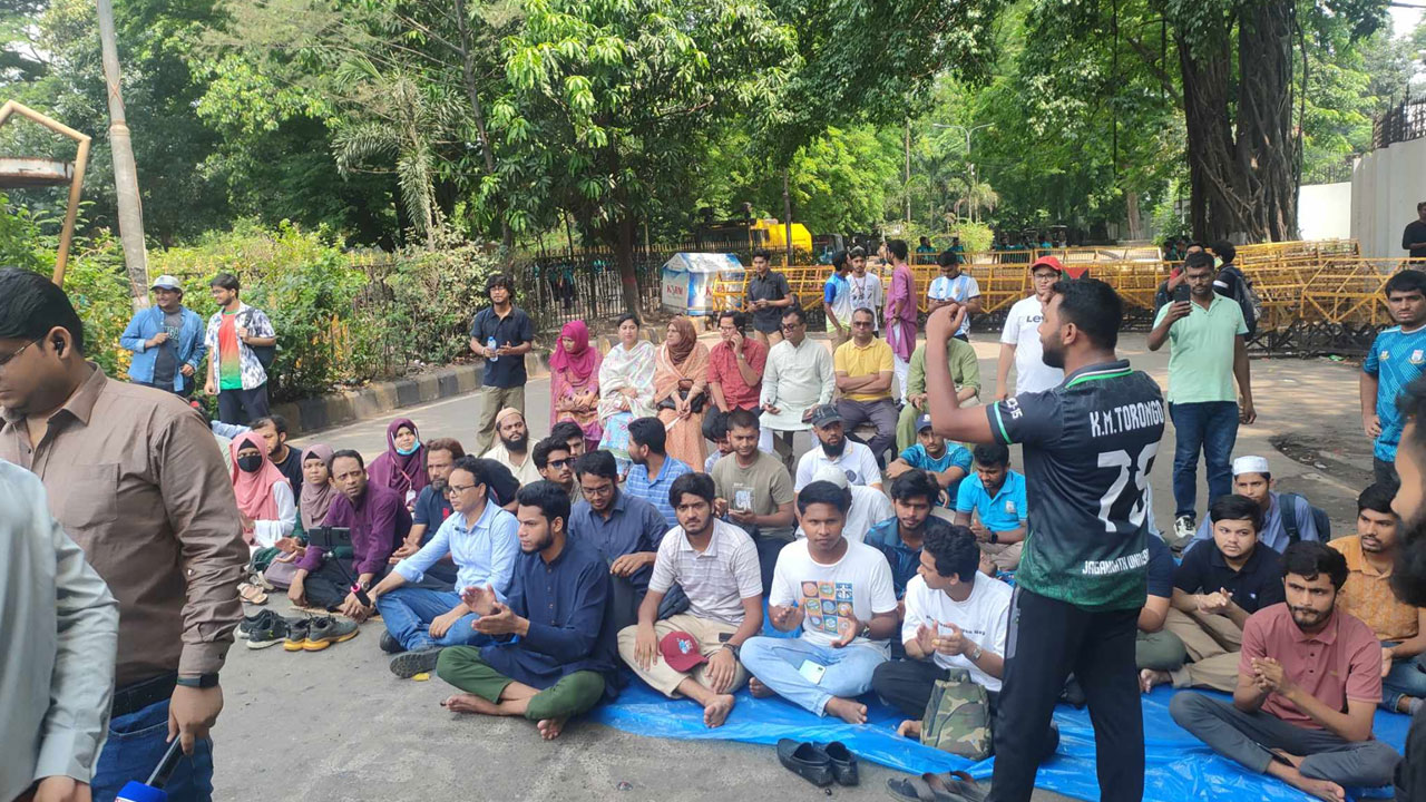 খোলা রয়েছে কাকরাইল মোড়, যমুনা অভিমুখের সড়কে শিক্ষার্থীরা