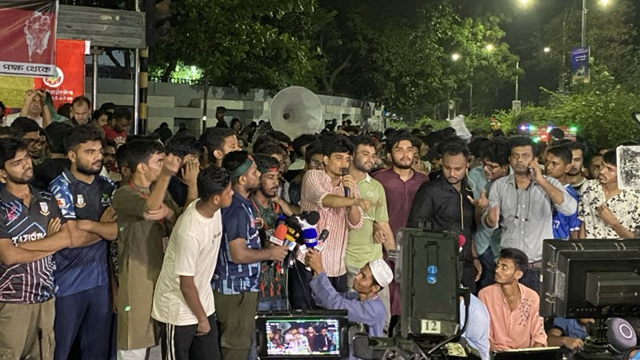 দাবি মানার আশ্বাসে জবি শিক্ষার্থীদের আন্দোলন প্রত্যাহার