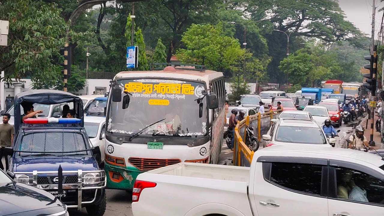 ভোগান্তিতে বিপর্যস্ত জনজীবন, যানজট কমাতে গলদঘর্ম ট্রাফিক পুলিশ
