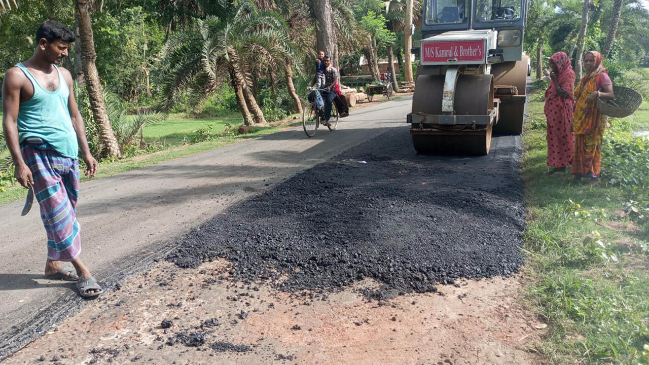 সড়কে পাথরের পরিবর্তে ইটের খোয়া ব্যবহারের অভিযোগ