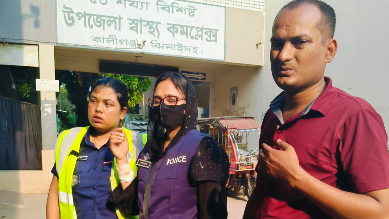 কিশোরীকে উদ্ধার করতে গিয়ে হামলায় তিন পুলিশ সদস্য আহত