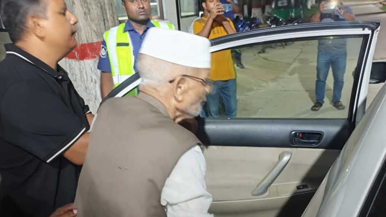 স্ত্রীর জিম্মায় ছাড়া পেলেন সাবেক ভূমিমন্ত্রী হীরা