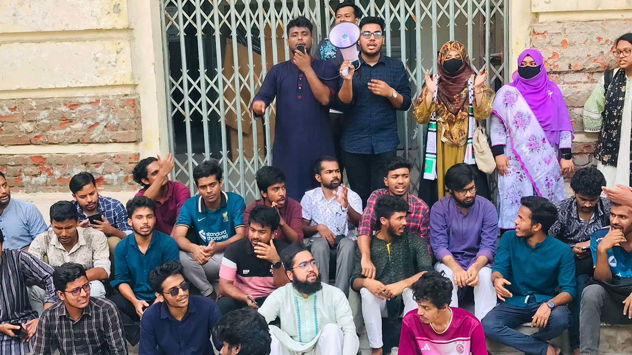 ইউজিসির বাজেট বৈষম্যের প্রতিবাদে জবি শিক্ষার্থীদের বিক্ষোভ