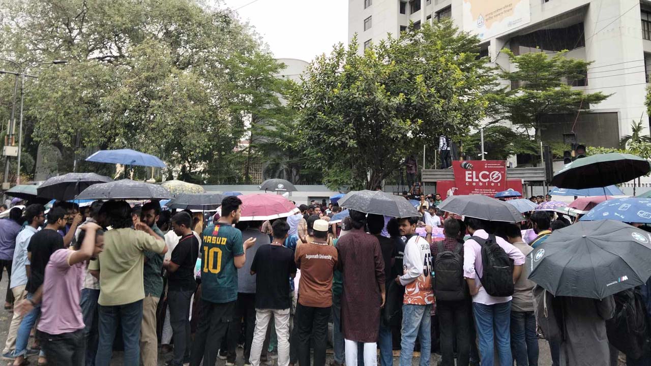 ছাতা মাথায় আন্দোলন চালিয়ে যাচ্ছেন জবি শিক্ষার্থীরা