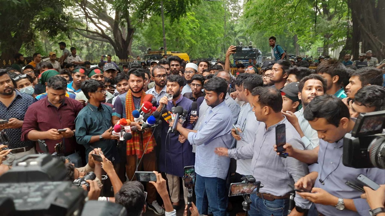 ঢাবির মুরুব্বিয়ানা বন্ধ করতে হবে : ইনকিলাব মঞ্চ