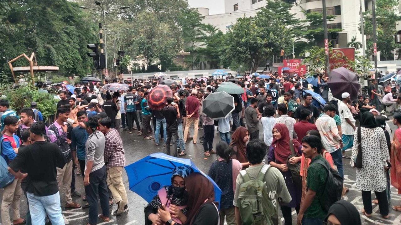 বৃষ্টি ও দাবি আদায়ের আন্দোলন একসঙ্গে চলছে কাকরাইলে