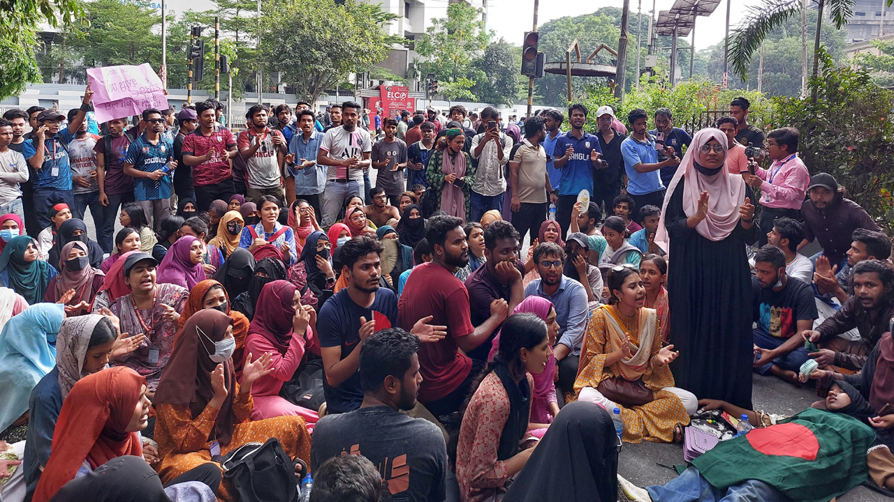 দাবি আদায়ে গণঅনশনে জবি শিক্ষক-শিক্ষার্থীরা