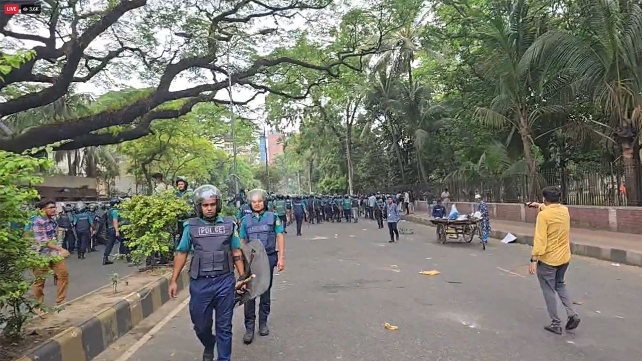 টিয়ারশেল-সাউন্ড গ্রেনেডে জবি শিক্ষার্থীদের ছত্রভঙ্গের চেষ্টা