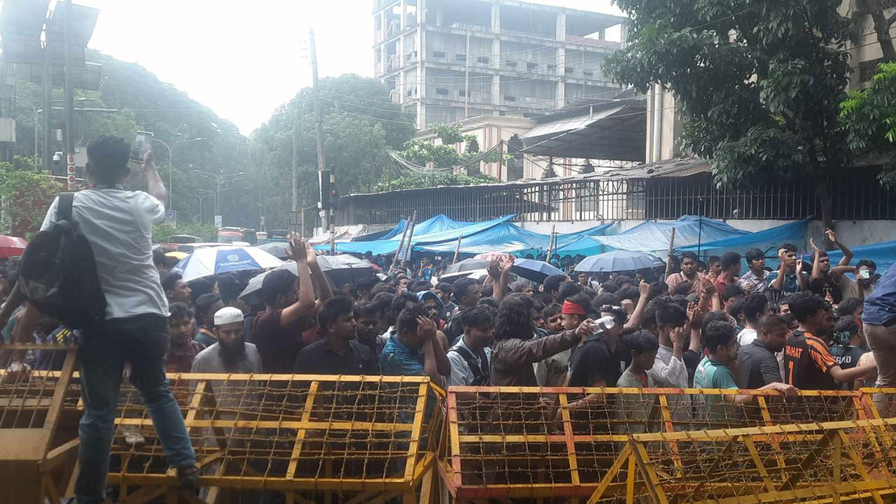 উপদেষ্টার আশ্বাসের পরও আন্দোলন চালিয়ে যাওয়ার ঘোষণা শিক্ষার্থীদের