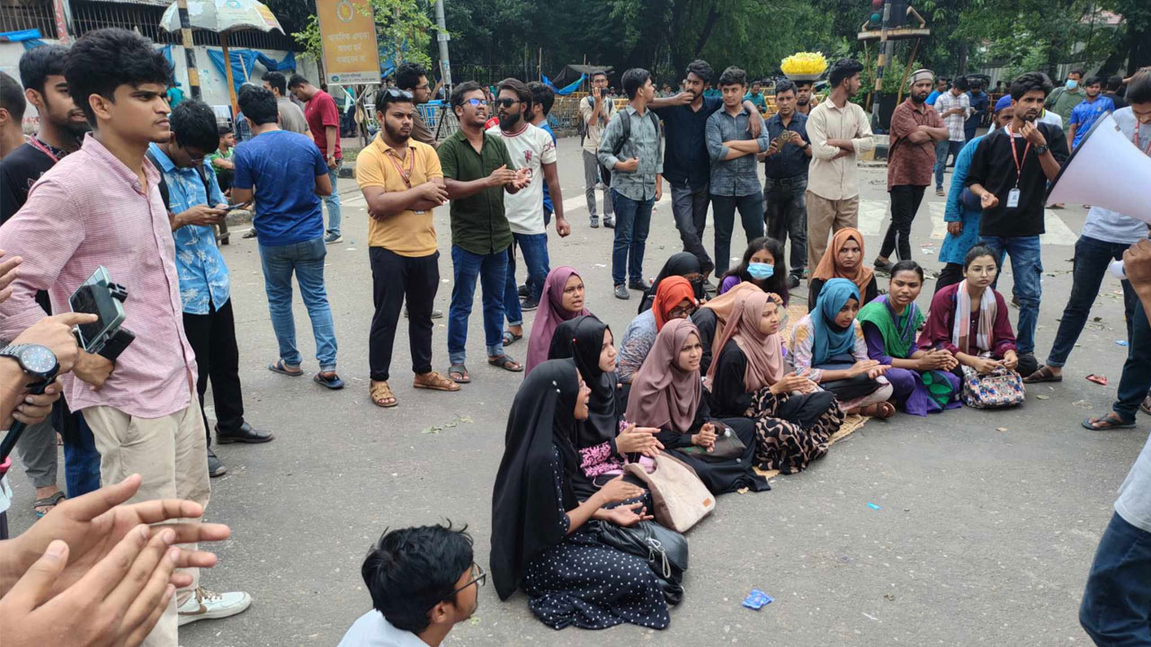 কাকরাইলে এখনও বন্ধ যান চলাচল, সড়কে জগন্নাথের শিক্ষার্থীরা