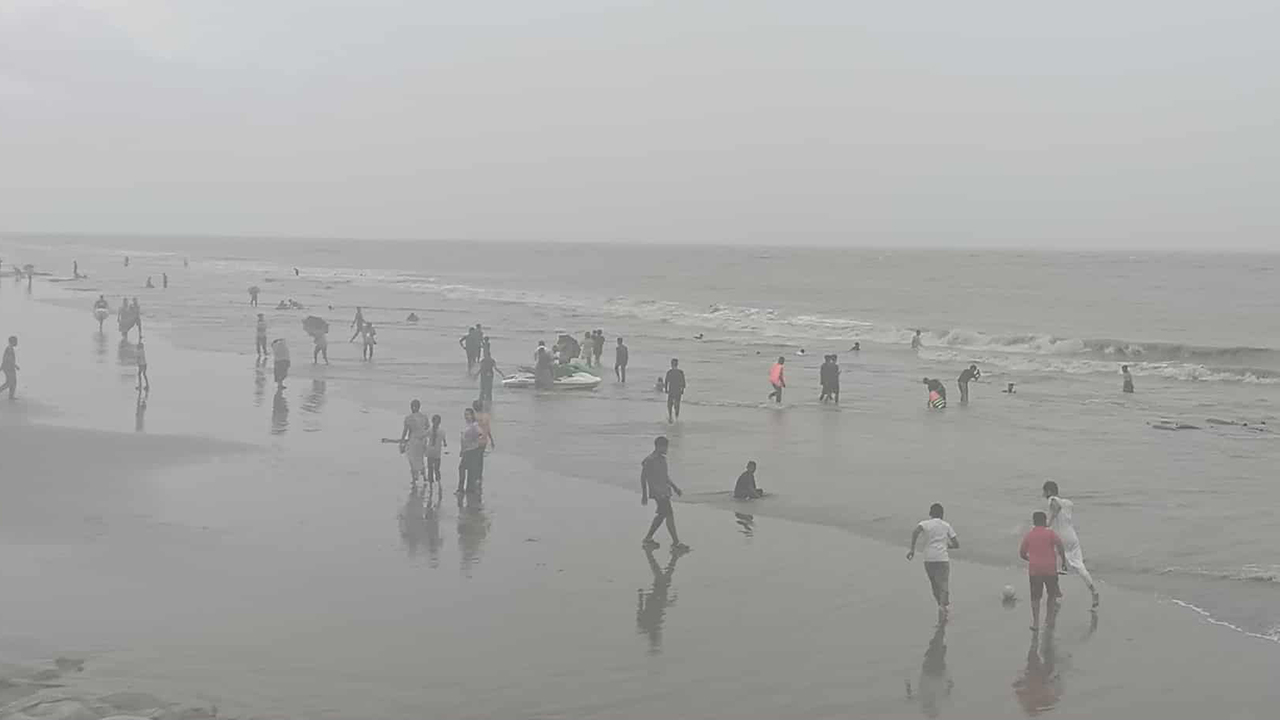 উপকূলের আকাশ ঢেকে আছে কালো মেঘে, দিনভর অবিরাম বৃষ্টি