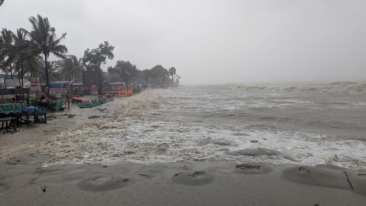 নিম্নচাপটি দুর্বল হলেও এখনো উত্তাল বঙ্গোপসাগর