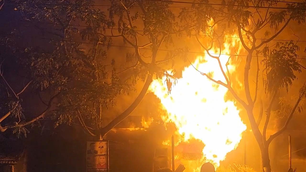 কালীগঞ্জে চারটি ব্যবসা প্রতিষ্ঠানে ভয়াবহ আগুন