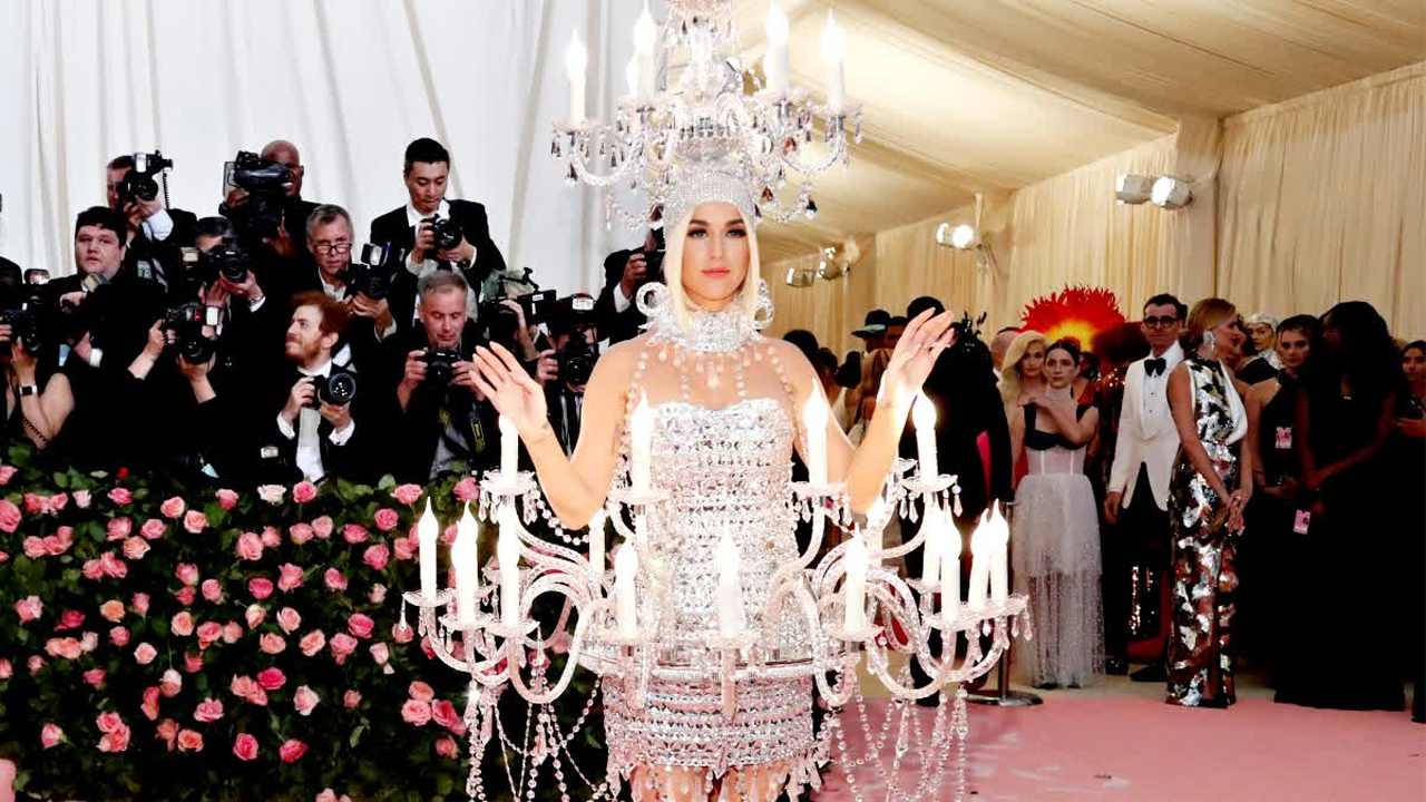 লাল গালিচায় মোবাইল ফোনও ব্যবহার করতে পারবেন না তারকারা