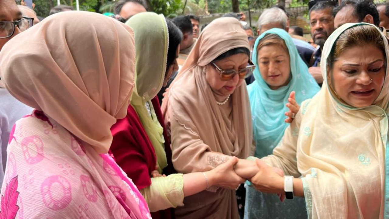 জোবাইদা-শর্মিলার হাত ধরে হেঁটে ফিরোজায় যান খালেদা জিয়া