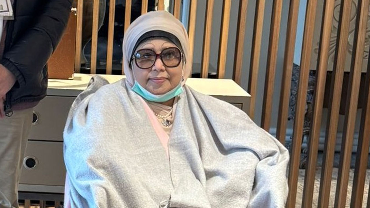 যাত্রীদের কষ্ট বিবেচনায় বিমানের প্রস্তাব নাকচ খালেদা জিয়ার