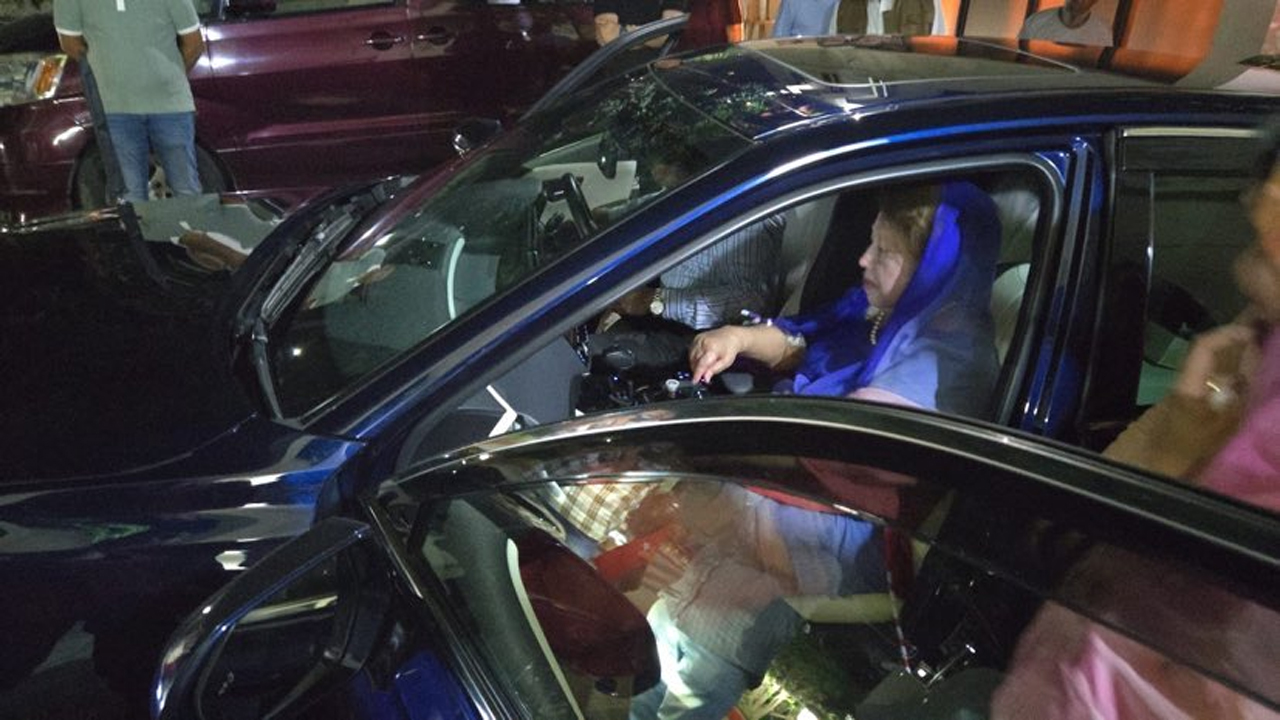 পারিবারিক অনুষ্ঠানে গেলেন খালেদা জিয়া