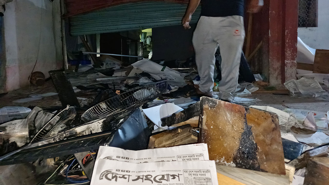 শেখ হাসিনাকে প্রধানমন্ত্রী উল্লেখ করে সংবাদ, পত্রিকা অফিসে আগুন