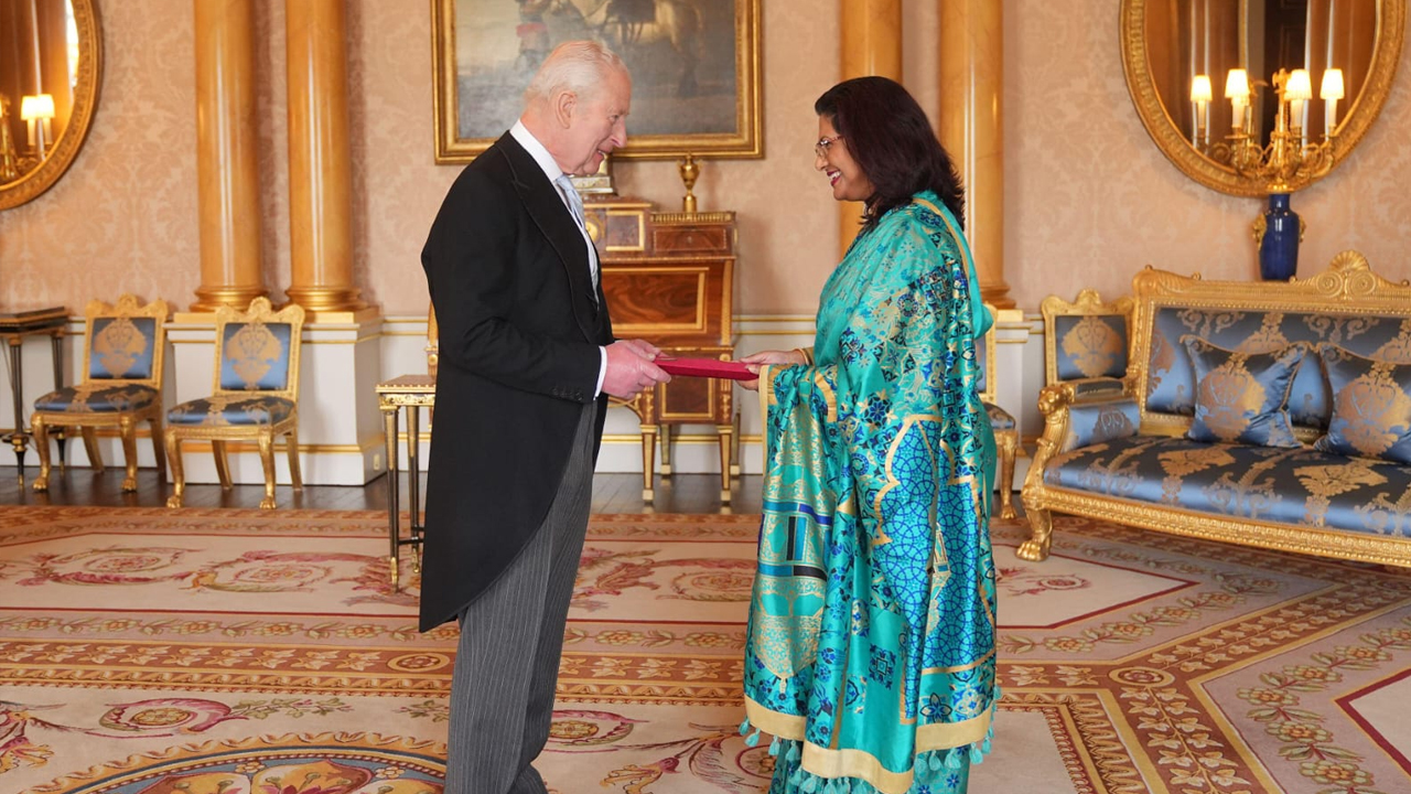 রাজা চার্লসের কাছে বাংলাদেশের হাইকমিশনারের পরিচয়পত্র পেশ