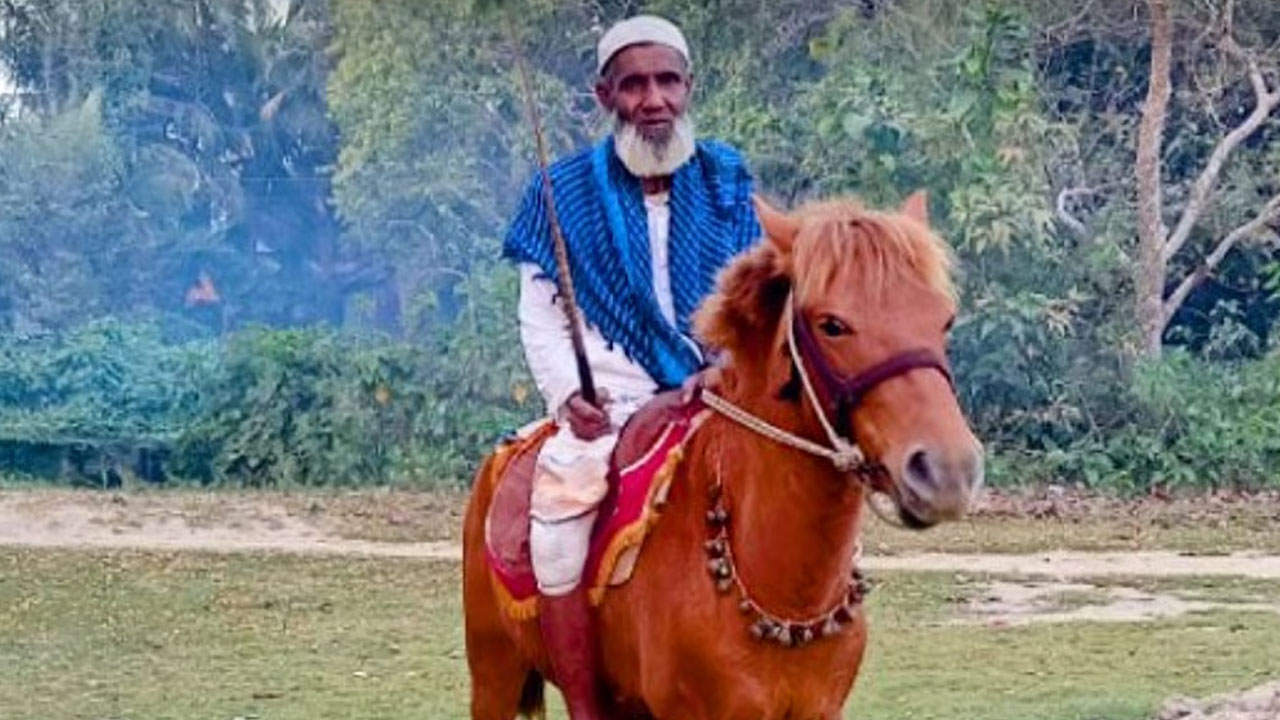 ৩০৫৭ কবর খোঁড়া শয্যাশায়ী মনু মিয়ার ঘোড়াটি মেরে ফেলল দুর্বৃত্তরা