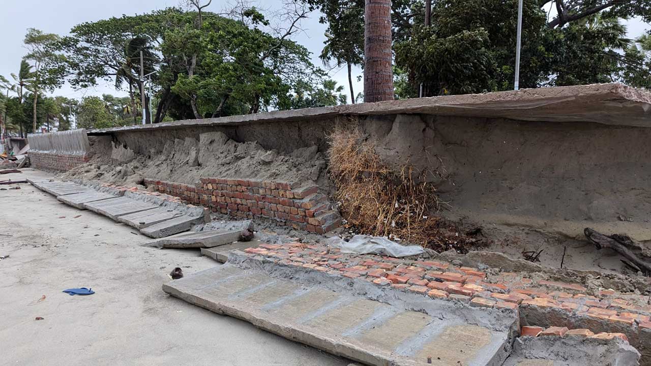 ৫ কোটি টাকার মেরিন ড্রাইভ উদ্বোধনের আগেই সমুদ্রের পেটে