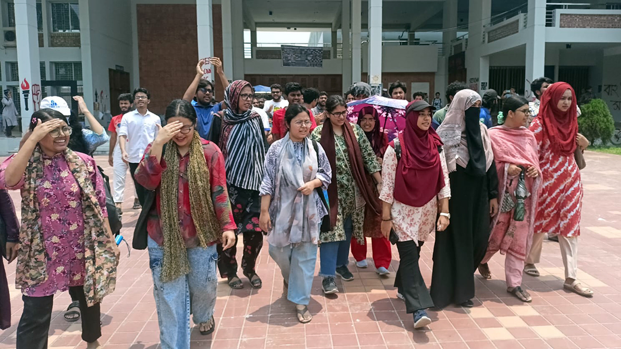 কুয়েটে ৩৭  শিক্ষার্থীকে শোকজের প্রতিবাদে ক্যাম্পাসে বিক্ষোভ