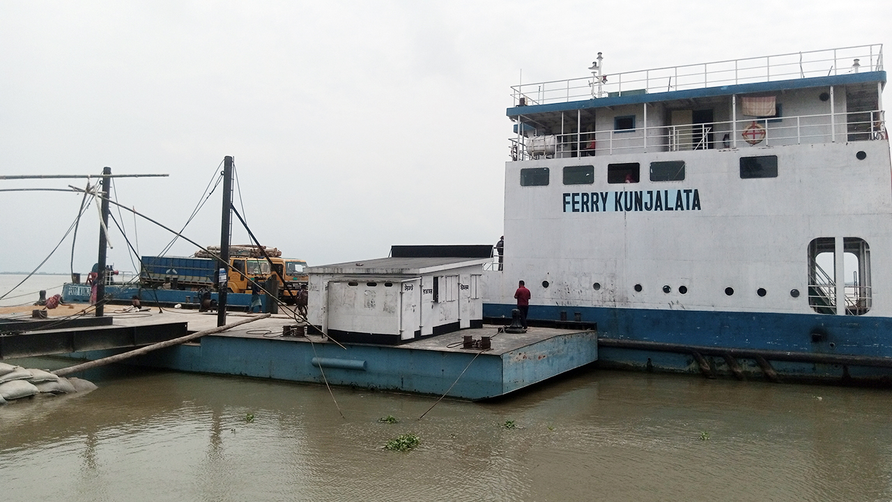 ৫ মাস পর চিলমারী-রৌমারীতে ফেরি চলাচল শুরু