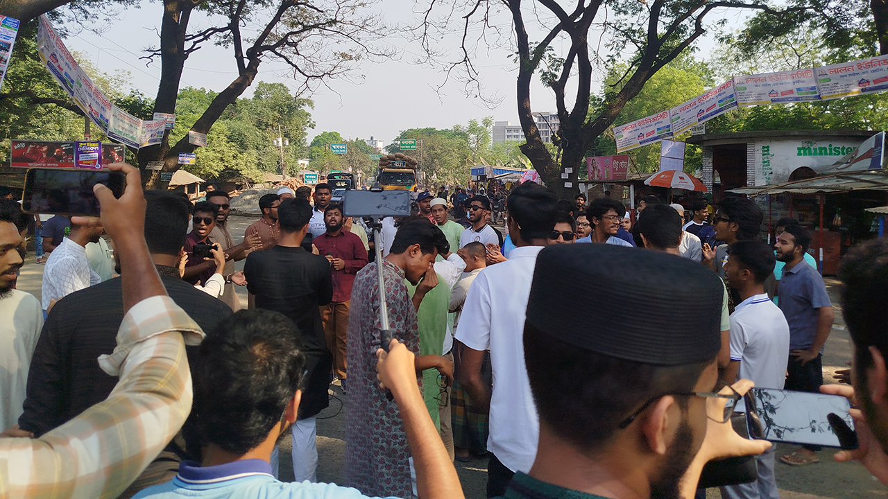 আ.লীগ নিষিদ্ধের দাবিতে ইবি শিক্ষার্থীদের মহাসড়ক অবরোধ