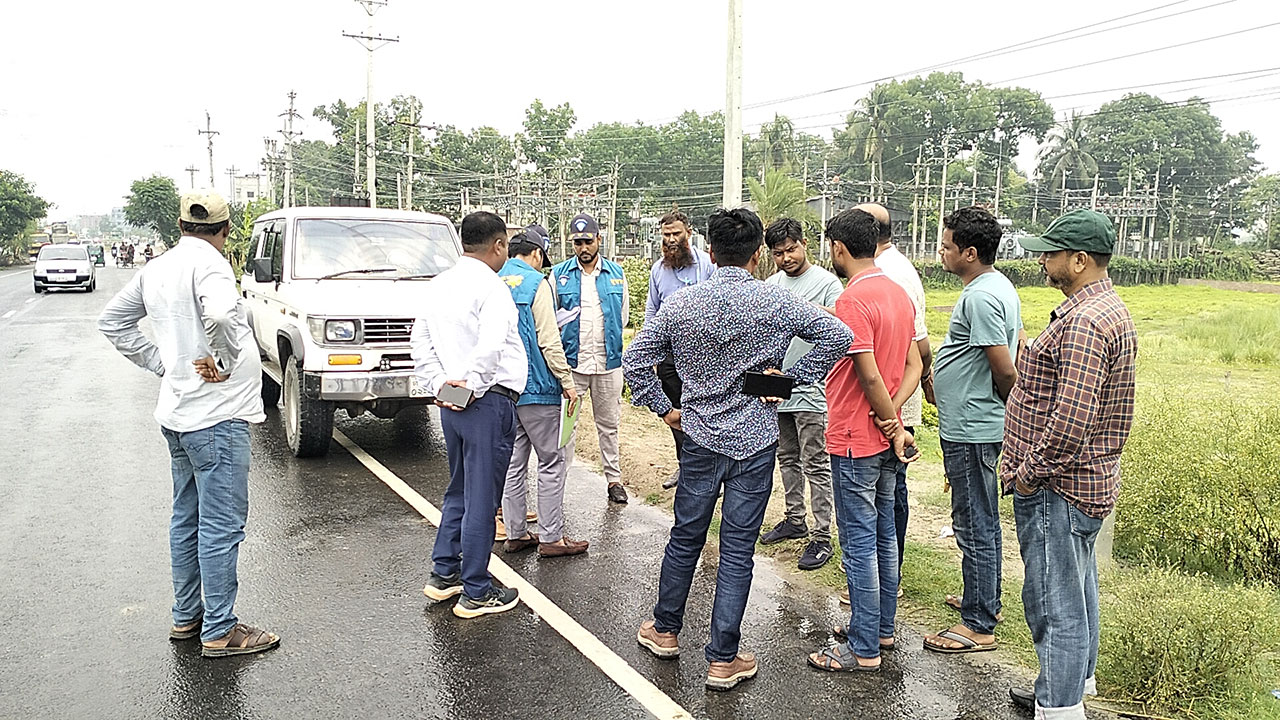 হাত দিয়ে টান দিলেই উঠে যাচ্ছে পিচ, দুর্নীতির সত্যতা পেল দুদক