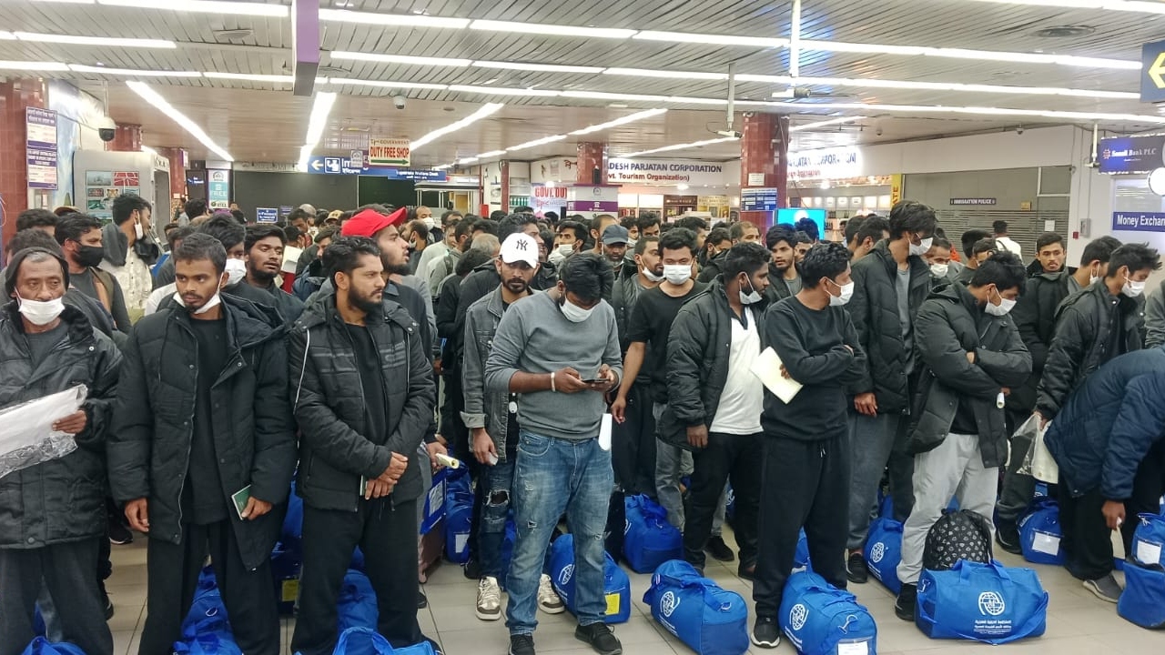 লিবিয়া থেকে ফিরলেন ১৫০ বাংলাদেশি