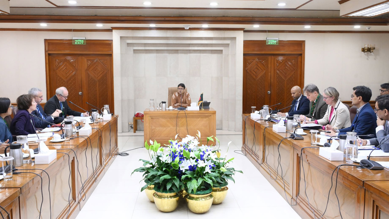 শ্রম খাত সংস্কারের অগ্রগতি বিদেশি দূতদের জানালেন লুৎফে সিদ্দিকী