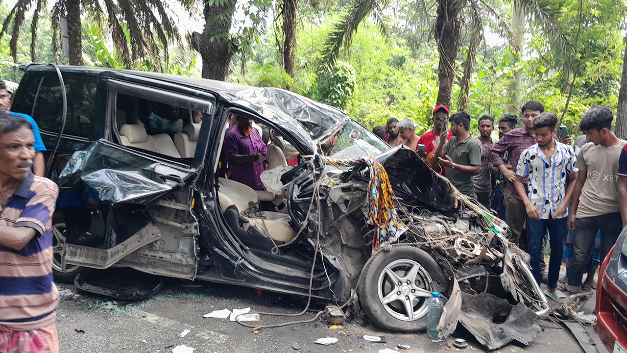 ঢাকা-বরিশাল মহাসড়কে বাস-মাইক্রোবাসের সংঘর্ষ, শিশুসহ আহত ১০