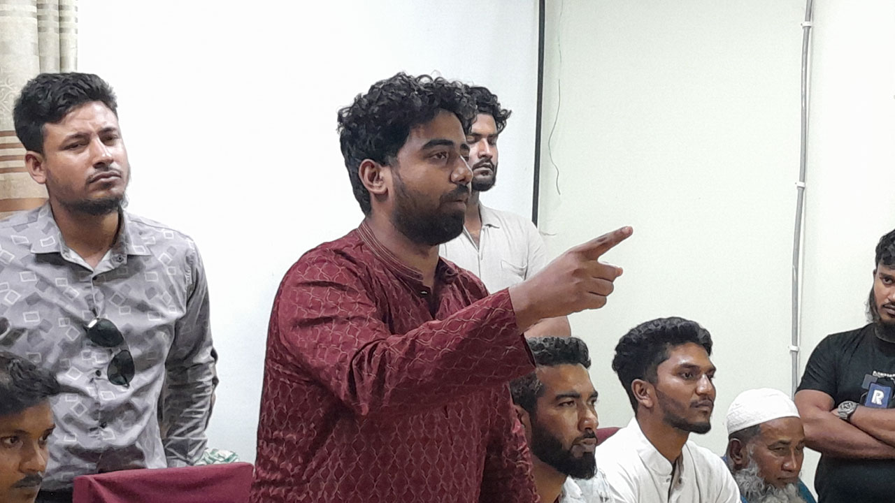 ড. ইউনূসকে পদত্যাগ করালে বিপ্লবী সরকার গঠন করবে ছাত্র-জনতা