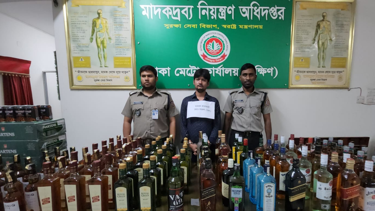 গেন্ডারিয়ায় অভিযান: বিদেশি মদ ও বিয়ারসহ মাদক কারবারি গ্রেপ্তার