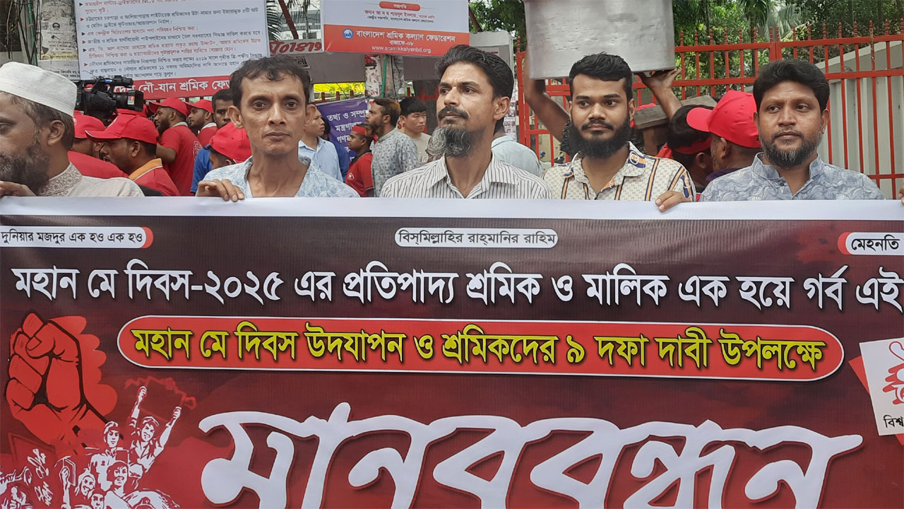 বিদেশি পোশাক আমদানিতে নিষেধাজ্ঞা চায় হস্তশিল্প শ্রমিক ফেডারেশন