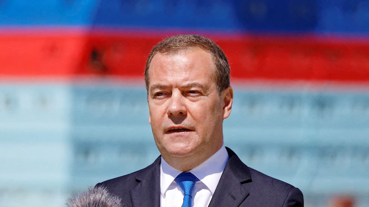 ট্রাম্পকে তৃতীয় বিশ্বযুদ্ধের হুমকি দিলেন মেদভেদেভ