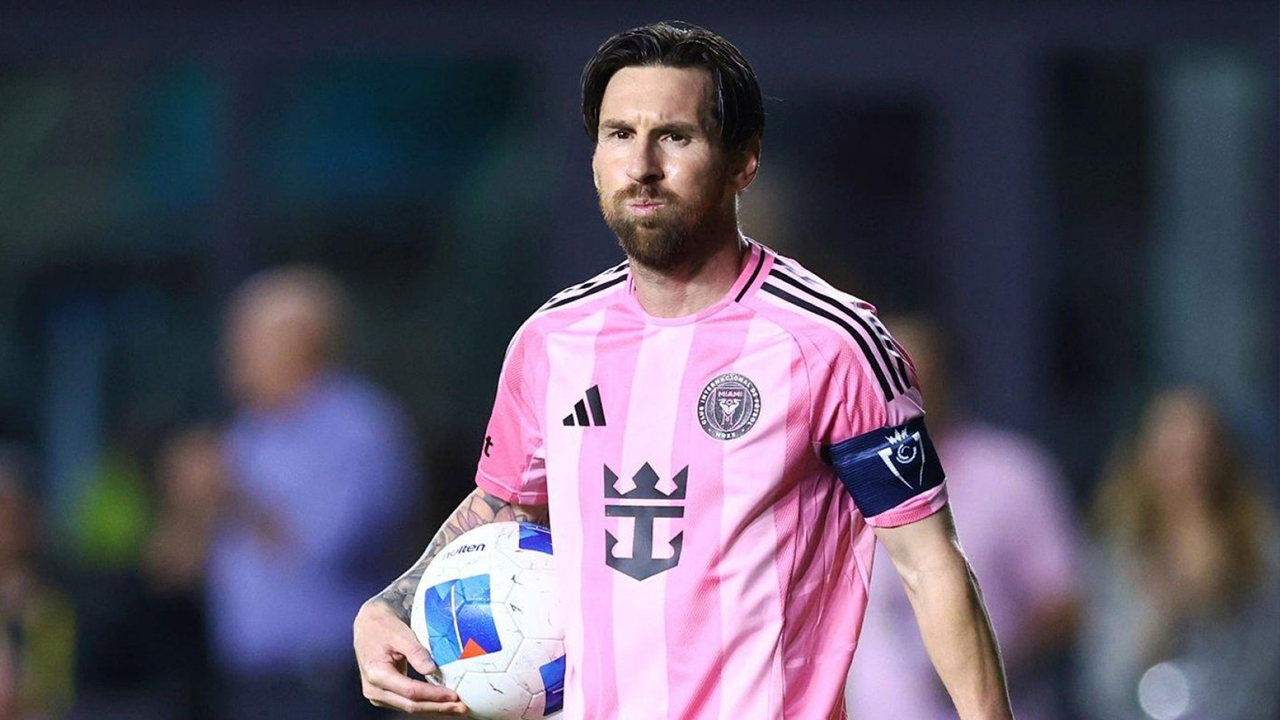 মেসিকে যেভাবে লাল কার্ড থেকে বাঁচিয়েছেন প্রতিপক্ষ কোচ